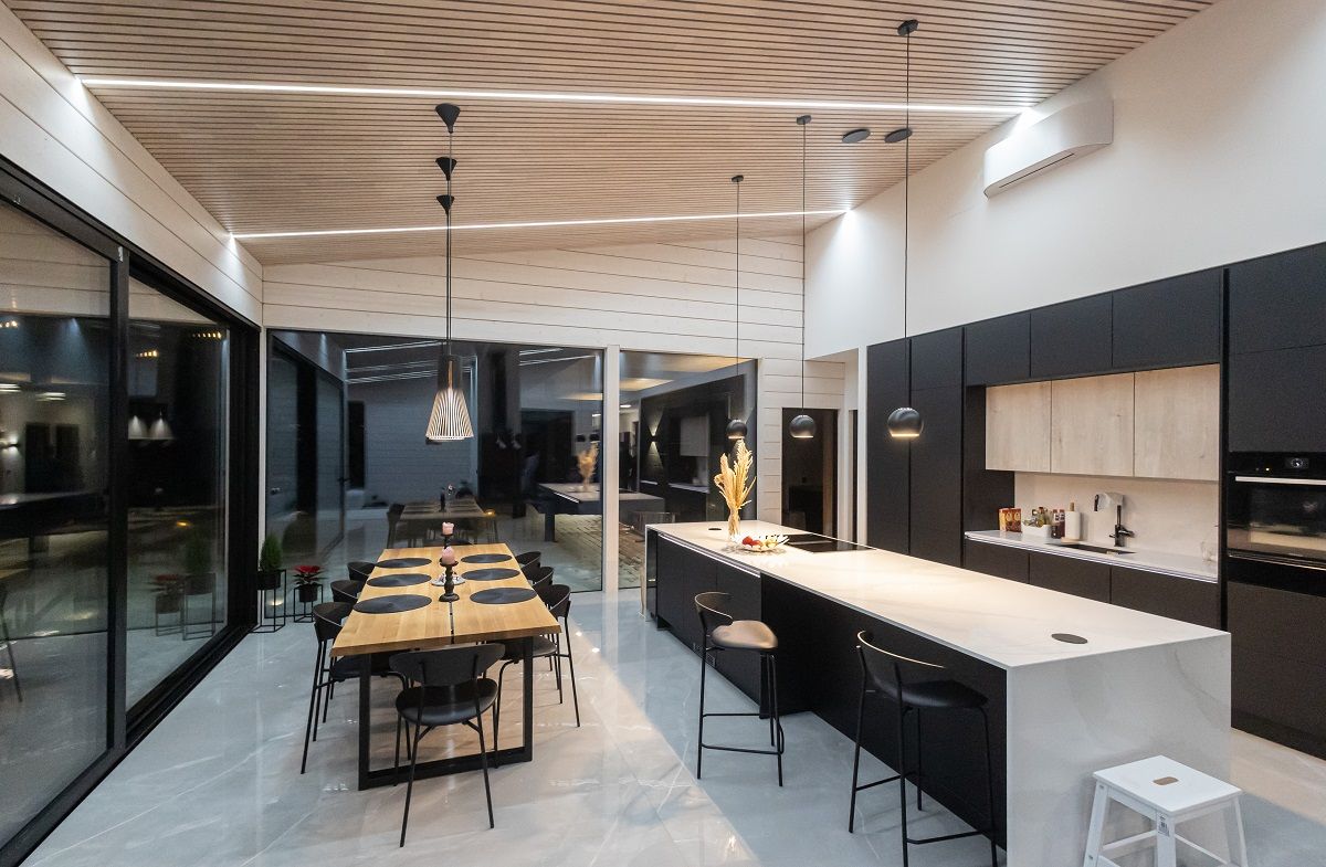 LED strip lighting for the kitchen, installed in the ceiling grooves, is versatile and adjustable. The picture shows a fresh neutral lighting